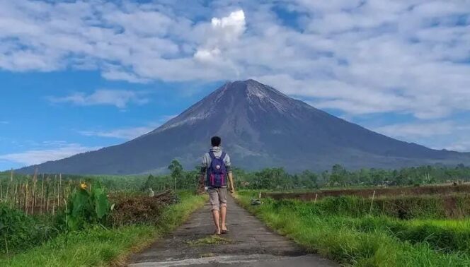 
					DIBUKA: Jalur pendakian ke Gunung Semeru di Kabupaten Lumajang kembali dibuka dengan aturan dan syarat tertentu. (foto: istimewa).
