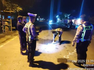 Polisi melakukan olah TKP.
