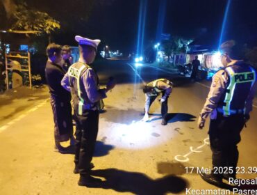 Polisi melakukan olah TKP.
