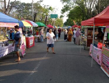 DIDUKUNG: Suasana keramaian warga saat Car Free Day di sekitar Stadion Gelora Merdeka Kraksaan. (foto: istimewa)