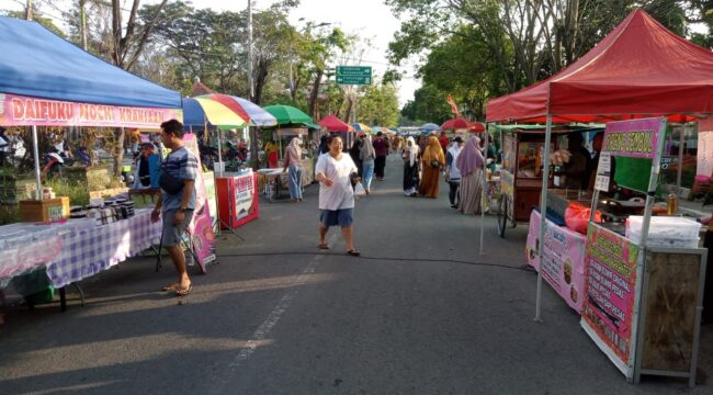 DIDUKUNG: Suasana keramaian warga saat Car Free Day di sekitar Stadion Gelora Merdeka Kraksaan. (foto: istimewa)