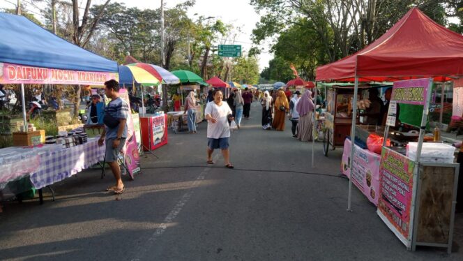 
					DIDUKUNG: Suasana keramaian warga saat Car Free Day di sekitar Stadion Gelora Merdeka Kraksaan. (foto: istimewa)