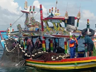 DITINDAK: Polairud Polres Probolinggo saat menindak kapal bolga karena melanggar batas wilayah. (foto: Bag. Humas Polres Probolinggo).

