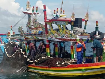 DITINDAK: Polairud Polres Probolinggo saat menindak kapal bolga karena melanggar batas wilayah. (foto: Bag. Humas Polres Probolinggo).
