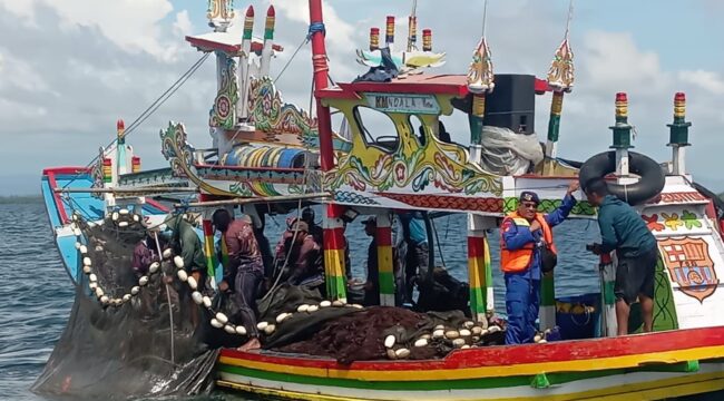 DITINDAK: Polairud Polres Probolinggo saat menindak kapal bolga karena melanggar batas wilayah. (foto: Bag. Humas Polres Probolinggo).
