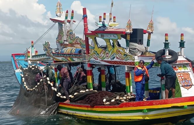 
					DITINDAK: Polairud Polres Probolinggo saat menindak kapal bolga karena melanggar batas wilayah. (foto: Bag. Humas Polres Probolinggo).
