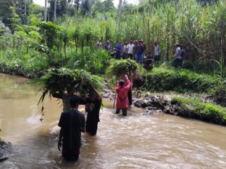 Selain jalan yang masih makadam, para peternak hewan ini harus rela menyebrang sungai untuk mencari rumput (Foto: Asmadi).
