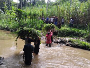 Selain jalan yang masih makadam, para peternak hewan ini harus rela menyebrang sungai untuk mencari rumput (Foto: Asmadi).

