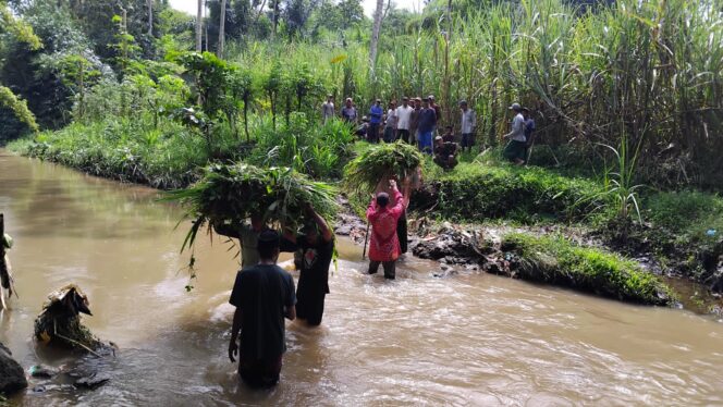 
					Selain jalan yang masih makadam, para peternak hewan ini harus rela menyebrang sungai untuk mencari rumput (Foto: Asmadi).
