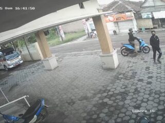 CURANMOR: Tangkapan layar kedatangan maling motor ke Puskesmas Jabung, Kabupaten Probolinggo, yang terekam CCTV. (foto: Ali Ya'lu).
