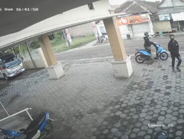 CURANMOR: Tangkapan layar kedatangan maling motor ke Puskesmas Jabung, Kabupaten Probolinggo, yang terekam CCTV. (foto: Ali Ya'lu).
