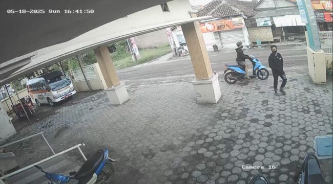 CURANMOR: Tangkapan layar kedatangan maling motor ke Puskesmas Jabung, Kabupaten Probolinggo, yang terekam CCTV. (foto: Ali Ya'lu).
