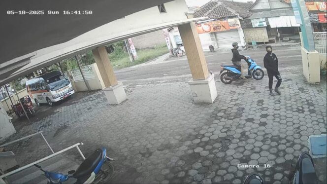 
					CURANMOR: Tangkapan layar kedatangan maling motor ke Puskesmas Jabung, Kabupaten Probolinggo, yang terekam CCTV. (foto: Ali Ya'lu).
