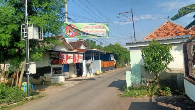 
					KECAMAN: Salah satu banner yang bertuliskan tuntutan warga atas kasus pesta miras di atas jalan Desa Temenggungan, Kec. Krejengan, Kab. Probolinggo. (foto: Ali Ya'lu).