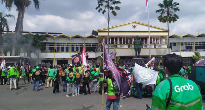 
					UNJUK RASA: Ribuan Pengemudi transportasi online berunjuk rasa di depan kantor Pemkab Jember. (M. Abd. Rozaq Mubarok).