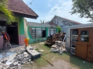 RENOVASI: Renovasi ruang kelas Sekolah Rakyat yang ada di SDN Mayangan 4, Kota Probolinggo. (foto: Hafiz Rozani)
