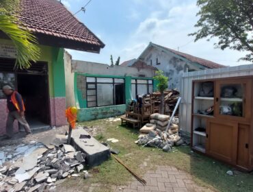 RENOVASI: Renovasi ruang kelas Sekolah Rakyat yang ada di SDN Mayangan 4, Kota Probolinggo. (foto: Hafiz Rozani)
