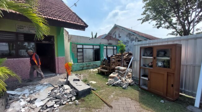 RENOVASI: Renovasi ruang kelas Sekolah Rakyat yang ada di SDN Mayangan 4, Kota Probolinggo. (foto: Hafiz Rozani)
