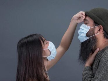 Ilustrasi pencegahan penularan virus dengan menggunakan masker.
