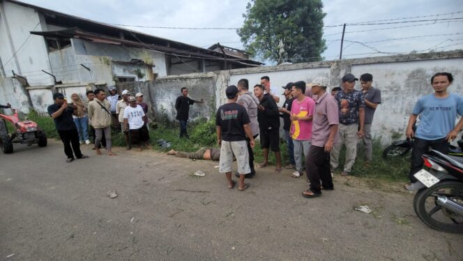 
					PENCURIAN: Aparat kepolisian saat mendatangi tempat kejadian perkara kecelakaan di desa Jabung Candi, Kec. Paiton, Kab. Probolinggo. (foto: Ali Ya'lu).
