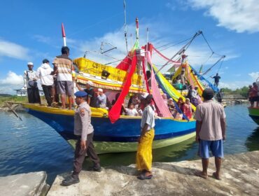 TRADISI: Salah satu kapal yang dihias untuk membawa Jamaah Calon Haji dan pengantarnya dari Pulau Gili Ketapang, Kabupaten Probolinggo. (foto: Hafiz Rozani)

