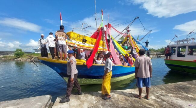 TRADISI: Salah satu kapal yang dihias untuk membawa Jamaah Calon Haji dan pengantarnya dari Pulau Gili Ketapang, Kabupaten Probolinggo. (foto: Hafiz Rozani)

