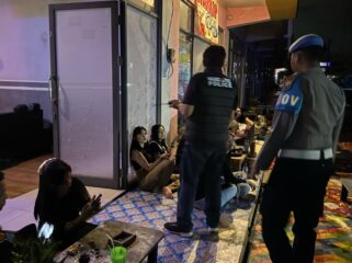 Petugas gabungan saat melakukan razia.