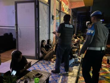 Petugas gabungan saat melakukan razia.
