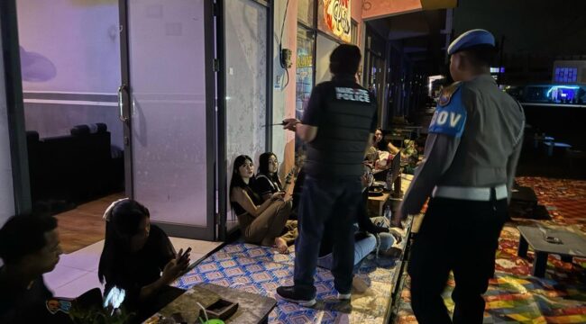 Petugas gabungan saat melakukan razia.