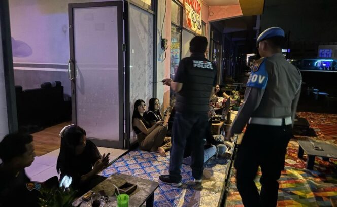 
					Petugas gabungan saat melakukan razia.