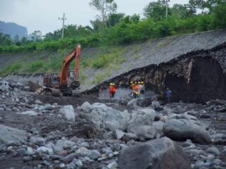 Pekerjaan pembuatan sudetan di kawasan tanggul yang jebol di Desa Sumberwuluh, Lumajang. (Foto: Asmadi).