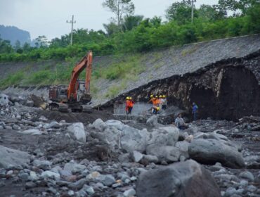 Pekerjaan pembuatan sudetan di kawasan tanggul yang jebol di Desa Sumberwuluh, Lumajang. (Foto: Asmadi).