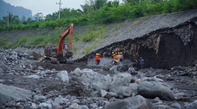 Pekerjaan pembuatan sudetan di kawasan tanggul yang jebol di Desa Sumberwuluh, Lumajang. (Foto: Asmadi).