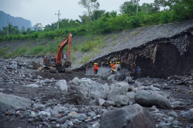 
					Pekerjaan pembuatan sudetan di kawasan tanggul yang jebol di Desa Sumberwuluh, Lumajang. (Foto: Asmadi).