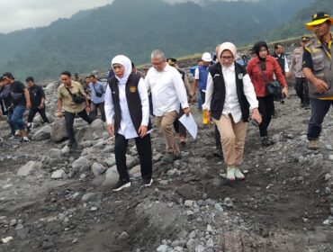 
Gubernur Jawa Timur Khofifah Indar Parawansa saat meninjau tanggul di Desa Sumberwuluh, Lumajang. (Foto: Asmadi).
