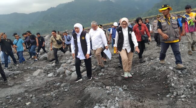 
Gubernur Jawa Timur Khofifah Indar Parawansa saat meninjau tanggul di Desa Sumberwuluh, Lumajang. (Foto: Asmadi).