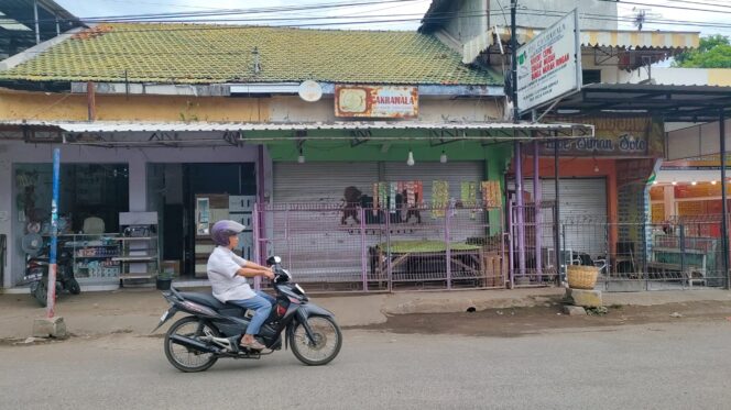 
					TUTUP: KSU Cakrawala di Kelurahan Semampir, Kec. Kraksaan, Kab. Probolinggo, terlihat tertutup, saat dihampiri PANTURA7.com , Senin (26/5/25) siang. (foto: Ali Ya'lu).
