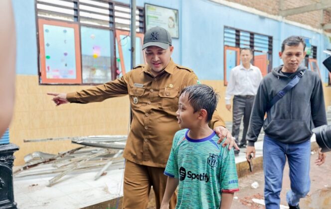 
					Bupati Pasuruan, Rusdi Sutejo saat meninjau SDN Petung III yang roboh.