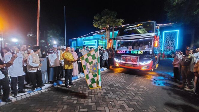 
					DILEPAS: Wali Kota Probolinggo, dr. Aminuddin (memegang bendera) didampingi Forkopimda melepas bus yang membawa jamaah calon haji ke asrama Haji Sukolilo, Surabaya. (foto: Hafiz Rozani)