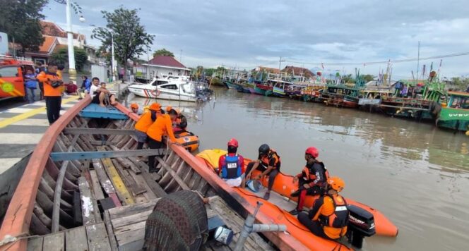 
					DIHENTIKAN: Pencarian balita hilang di Sungai Gembong Kota Pasuruan dihentikan oleh tim SAR. (foto: Moh. Rois).