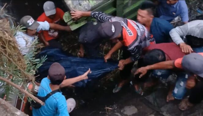 
					EVAKUASI: Proses evakuasi korban tewas kecelakaan maut di jalan raya Desa Banjarsawah, Kec. Leces, Kab. Probolinggo. (foto: Hafiz Rozani)