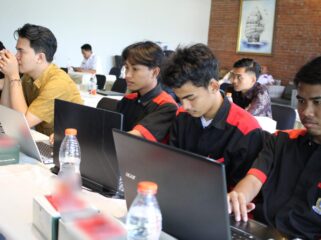 SERIUS: Sejumlah peserta saat mengikuti pelatihan digital yang digelar Dinas Kepemudaan, Olahraga, dan Pariwisata (Disporapar) Kabupaten Probolinggo. (foto: Ali Ya'lu).