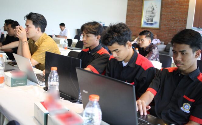
					SERIUS: Sejumlah peserta saat mengikuti pelatihan digital yang digelar Dinas Kepemudaan, Olahraga, dan Pariwisata (Disporapar) Kabupaten Probolinggo. (foto: Ali Ya'lu).