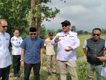 CEK: Komisi III DPRD Kabupaten Probolinggo saat mengecek lokasi tambang di Desa Klampokan, Kecamatan Besuk. (foto: Ali Ya'lu).