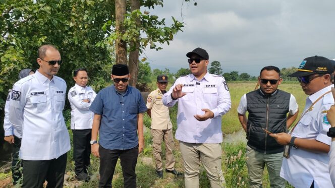
					CEK: Komisi III DPRD Kabupaten Probolinggo saat mengecek lokasi tambang di Desa Klampokan, Kecamatan Besuk. (foto: Ali Ya'lu).