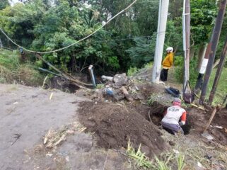 PUTUS: Sejumlah pekerja memperbaiki pipa PDAM yang terputus usai kecelakaan maut di Desa Banjarsawah, Kec. Leces, Kab. Probolinggo. (foto: Hafiz Rozani).
