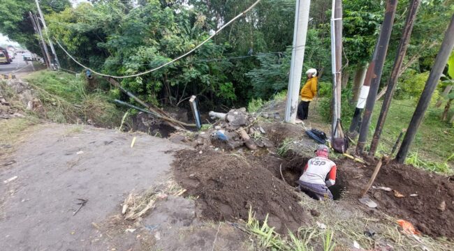 PUTUS: Sejumlah pekerja memperbaiki pipa PDAM yang terputus usai kecelakaan maut di Desa Banjarsawah, Kec. Leces, Kab. Probolinggo. (foto: Hafiz Rozani).
