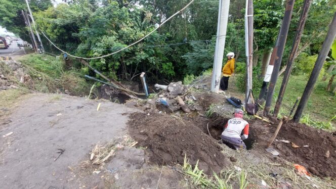 
					PUTUS: Sejumlah pekerja memperbaiki pipa PDAM yang terputus usai kecelakaan maut di Desa Banjarsawah, Kec. Leces, Kab. Probolinggo. (foto: Hafiz Rozani).
