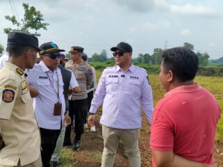 CEK: Ketua Komisi III DPRD Kabupaten Probolinggo, Lora Fatih saat memimpin pengecekan lokasi tambang CV Tulus Karya Bersama. (foto: Ali Ya'lu).
