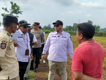 CEK: Ketua Komisi III DPRD Kabupaten Probolinggo, Lora Fatih saat memimpin pengecekan lokasi tambang CV Tulus Karya Bersama. (foto: Ali Ya'lu).
